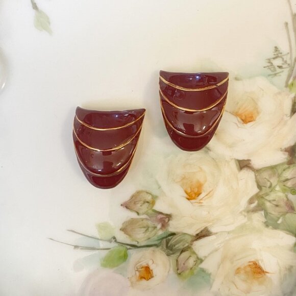 Vintage Robin Kahn Modernist Enamel Shield Clip On Earrings Signed Burgundy Gold - Picture 2 of 7